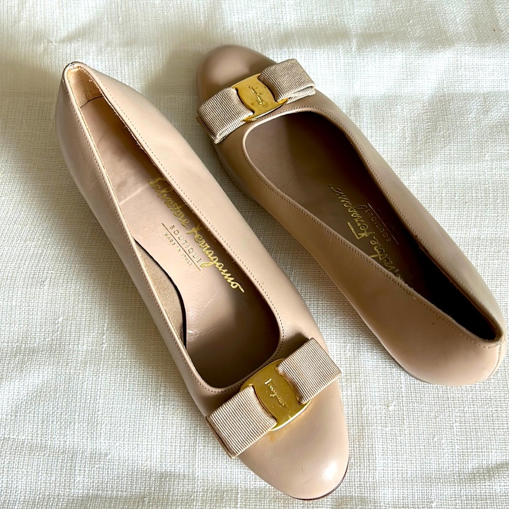 Salvatore Ferragamo Vara Bow Pump Size 7B Tan, Nude, Beige Leather